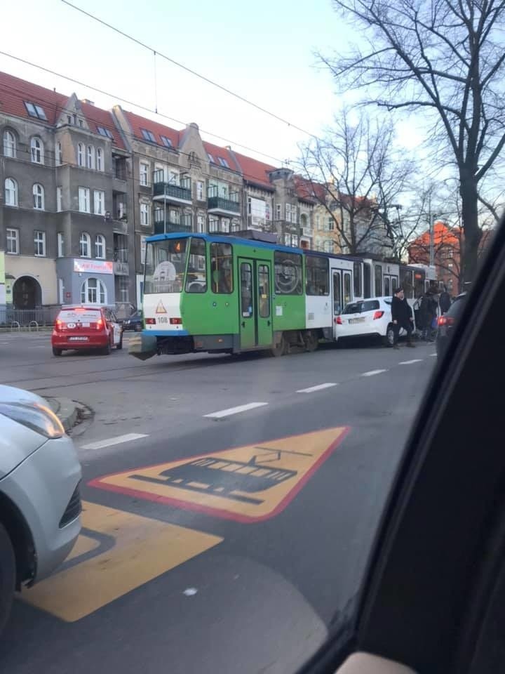 Kolizja na alei Piastów. Auto uderzyło w tramwaj [ZDJĘCIA]