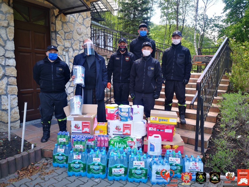 Strażacy zadbali o domy pomocy społecznej w powiecie krakowskim. Zawieźli maseczki, przyłbice, płyny dezynfekcyjne, wodę i słodycze