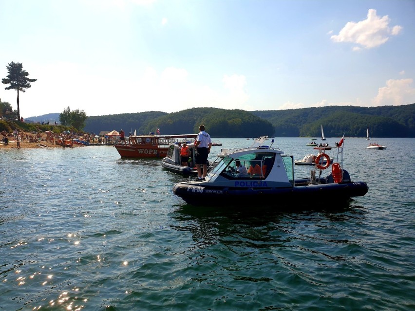 Wspólne ćwiczenia służb ratunkowych na Jeziorze Solińskim.