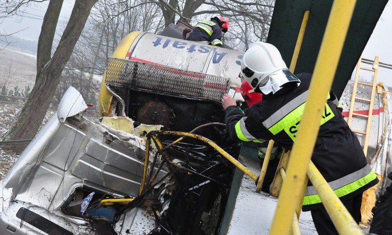 Wypadek cysterny na drodze łączącej Brzozę z Łabiszynem. Smoła wyciekła do rzeki [wideo, zdjęcia]