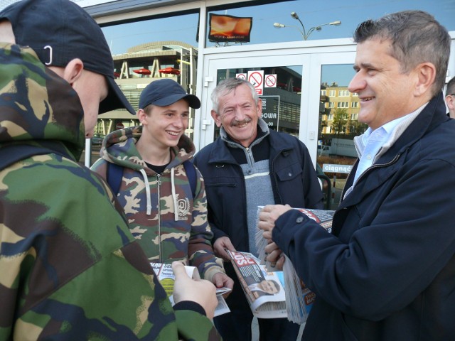 Janusz Palikot na ulicach Stalowej Woli spotkał się z dużą życzliwością mieszkańców, którym rozdawał biuletyn wyborczy.