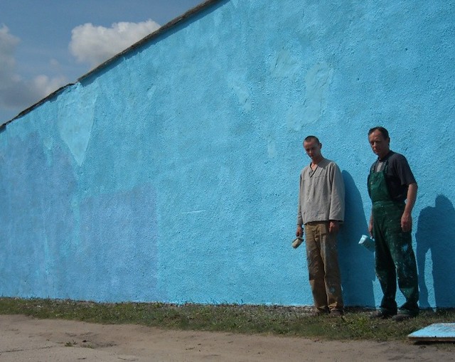 Osadzeni z Czarnego przygotowali ścianę więzienia dla grafficiarzy. Jeden z nich (ten z lewej) będzie uczestniczył w imprezie.