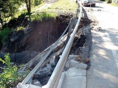 Zniszczona przez osuwiska droga wojewódzka w Winiarach jest jedną z kilku w powiecie wielickim, gdzie woda poczyniła aż takie szkody. Na renowację tego traktu potrzeba co najmniej 8 mln zł. Fot. Jolanta Białek