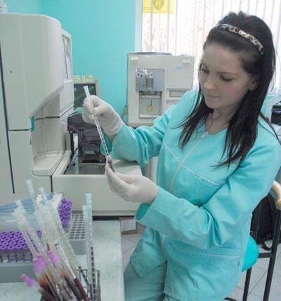 Marcelina Szymańska z laboratorium medycznego bada próbki krwi m.in. od pacjentów, którzy przystąpili do programu profilaktyki chorób układu krążenia.