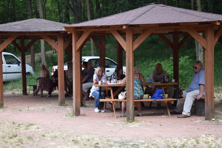 Piknik Klubu Seniora Relaks na Wzgórzach Piastowskich.