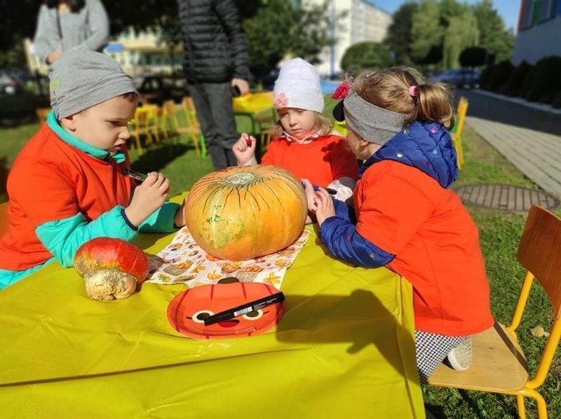 Festiwal Uśmiechniętej Dyni w przedszkolu Jana Brzechwy w  Ostrowcu. Było bardzo jesiennie (ZDJĘCIA) 