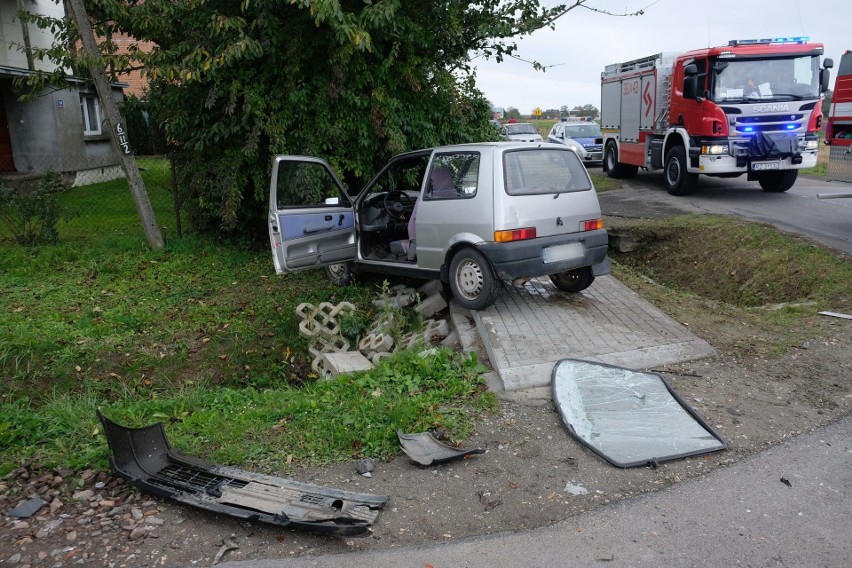 Jedna osoba została ranna w zderzeniu dostawczego mercedesa...