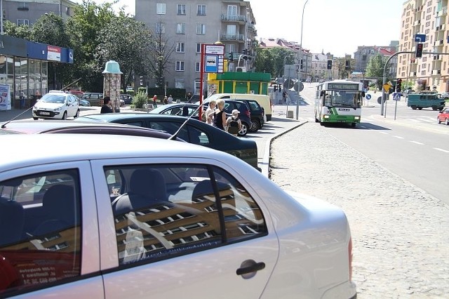 Na przystanku w okolicach banku przy skrzyżowaniu al. Piłsudskiego i Bohaterów Getta zatrzymuje się autobus linii nr 15. Wcześniej można było tu bez problemu parkować samochodami. Chociaż jest to już zabronione, to nadal stoją tam auta.