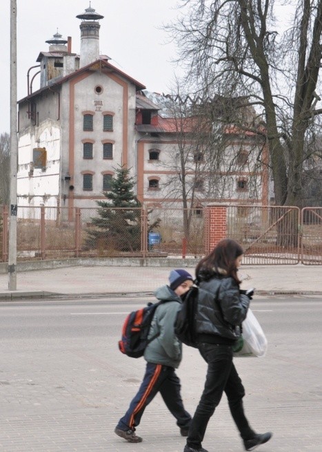 Miejskie służby wielokrotnie nakazywały właścicielowi obiektu jego zabezpieczenie. Przedsiębiorca ignorował te monity.