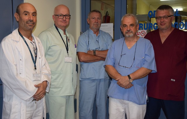 Zespół lekarzy-chirurgów, który przeprowadził innowacyjną operację 8 sierpnia we włoszczowskim szpitalu: (od lewej) Ahmed El-Mallul, Jerzy Szebla, Henryk Napora, Marek Górka i Paweł Szymański.