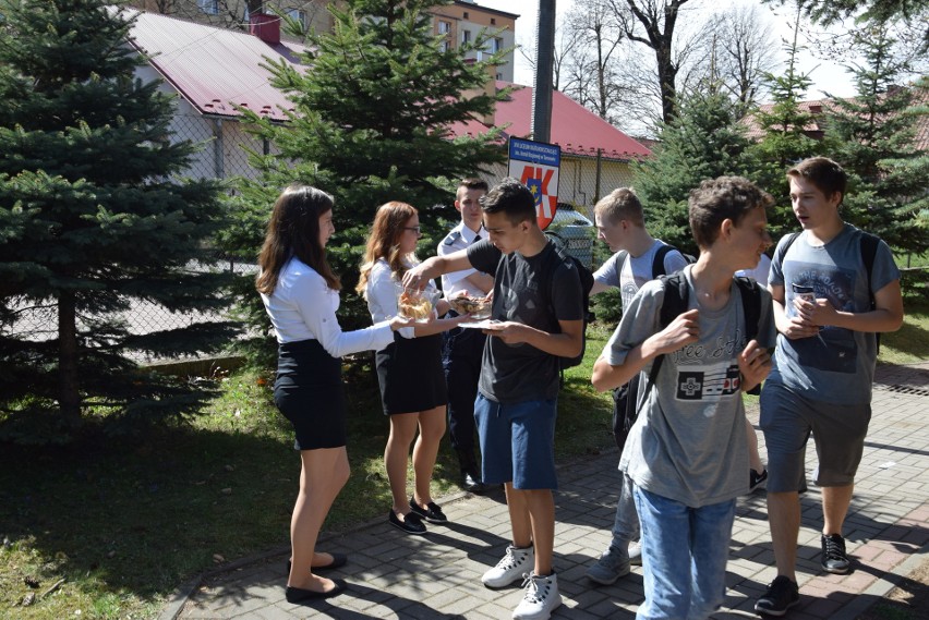 Miejskie Targi Edukacyjne w Tarnowie. Gimnazjaliści przebierają w ofertach szkół [ZDJĘCIA]
