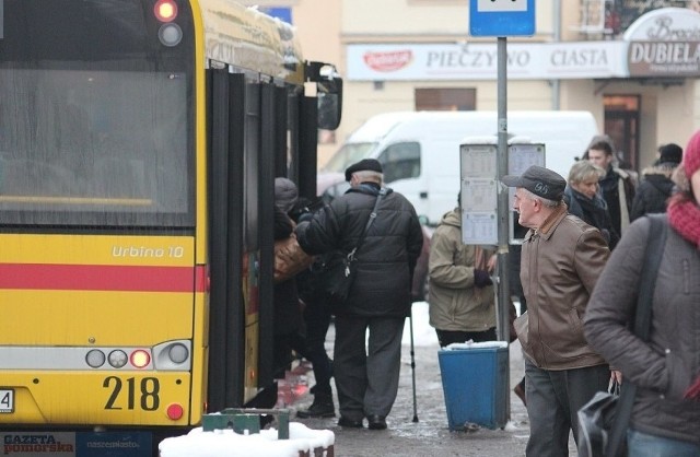Strażnicy miejscy kontrolują, czy w autobusach MPK we Włocławku, pasażerowie przestrzegają przepisów sanitarnych