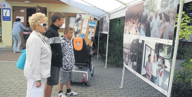 Część filmów wyświetlana jest w kinie Morena, część w plenerze. &#8211; Chodzę z wnukami na bajki &#8211; mówi Janina Paluszewska z Ińska, która ogląda wystawę o historii festiwalu.