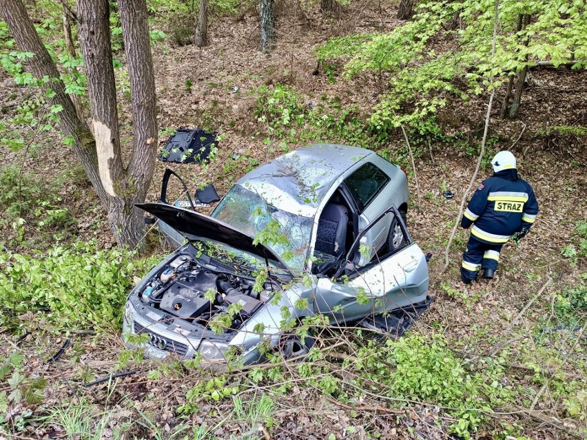 Powiat starogardzki. Kierowca samochodem osobowym wypadł z jezdni. Jedna osoba poszkodowana. 14.05.2022 r.