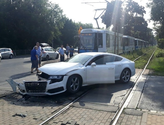 Zderzenie tramwaju z autem osobowym na Kosmonautów