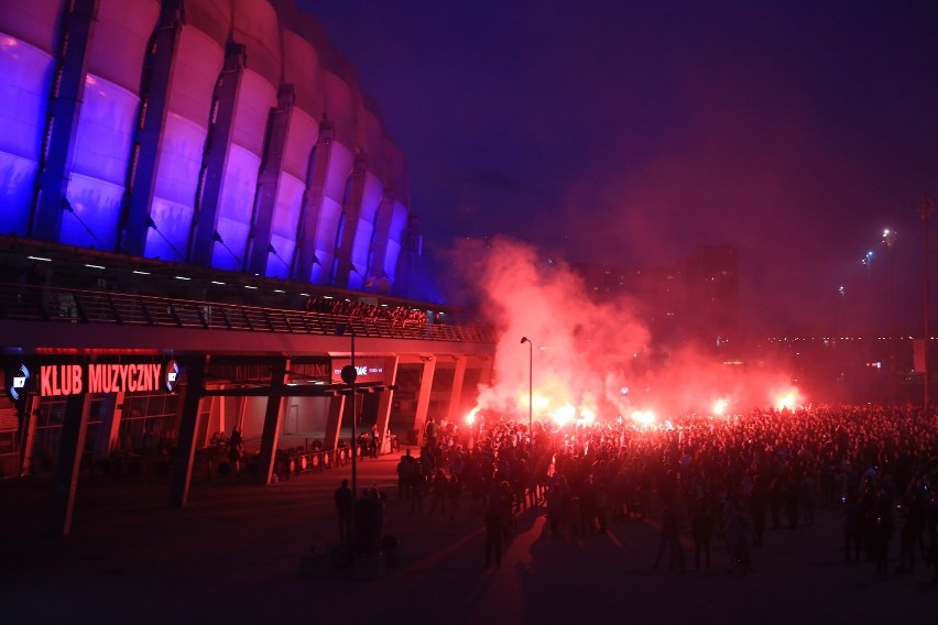 To była gorąca noc dla kibiców Lecha Poznań! Oficjalna feta...