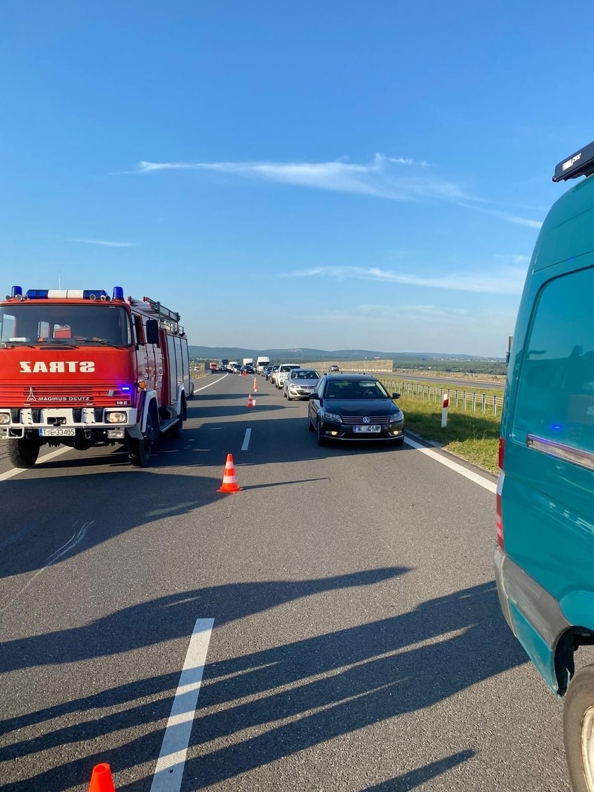 Wypadek w Brzegach z udziałem dwóch samochodów i motocyklisty na ekspresowej S7