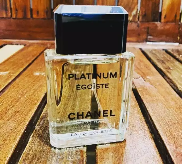 Piękne kompozycje zapachowe w pięknych butelkach. Chociaż mijają dekady te zapachy zawsze są na topie. Podobają się panom, uwielbiają je panie. Które męskie zapachy zasługują na miano najpiękniejszych perfum świata? Zobaczcie w galerii. >>>ZOBACZ WIĘCEJ NA KOLEJNYCH SLAJDACH
