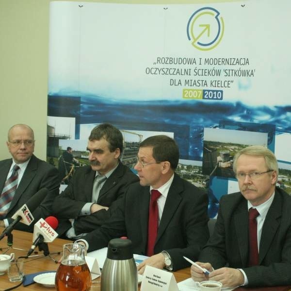 Podpis Prezes Kieleckich Wodociągów Henryk Milcarz (na zdjęciu w środku) poinformował o przyznaniu ogromnych pieniędzy z unijnego funduszu na budowę wodociągów i kanalizacji w Kielcach, Masłowie, Sitkówce-Nowinach i Zagnańsku.