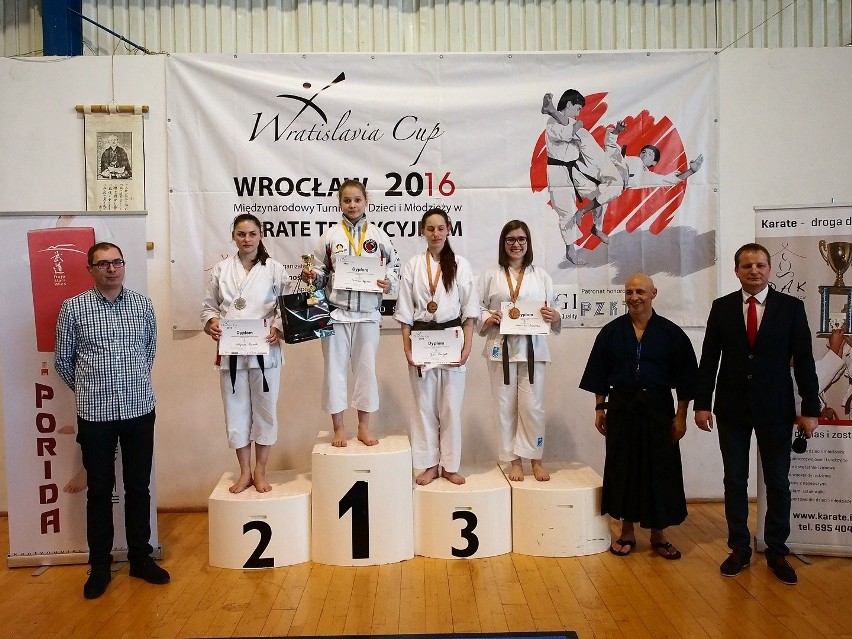Grad medali krakowskich karateków we Wrocławiu