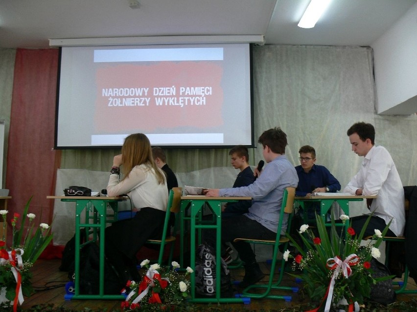Młodzież Zespołu Szkół Centrum Kształcenia Rolniczego w Sandomierzu Mokoszynie po raz pierwszy upamiętniła Żołnierzy Wyklętych (ZDJĘCIA)