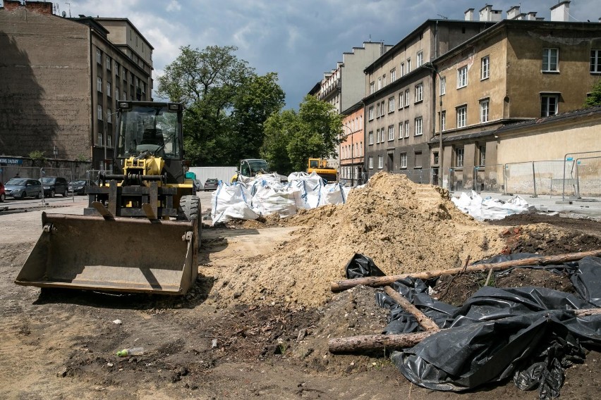 Kraków. Kolejne opóźnienie w przebudowie placu Biskupiego. Tym razem pojawiły się problemy związane z pandemią koronawirusa [ZDJĘCIA] 29.05