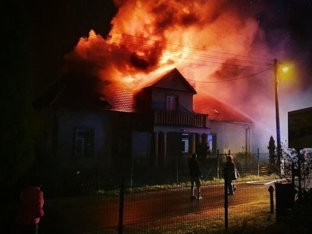 Pożar wybuchł w niedzielę, 3 stycznia późnym wieczorem. Dach nad głową straciło osiem osób