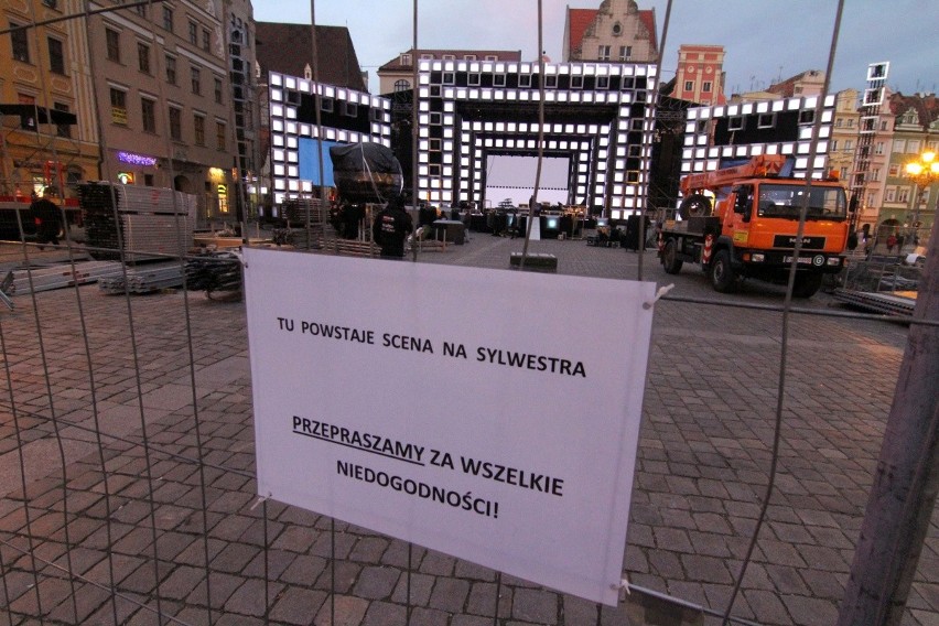 Wrocław: Sylwestrowa scena w Rynku nabiera kształtów (ZDJĘCIA)
