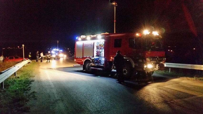 Samochód runął ze skarpy. Bohaterski ojciec uratował dwoje dzieci z wypadku w Krzyżanowicach