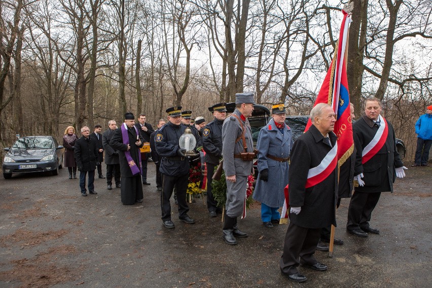 Uroczystości pogrzebowe na cmentarzu wojennym nr 91 w...
