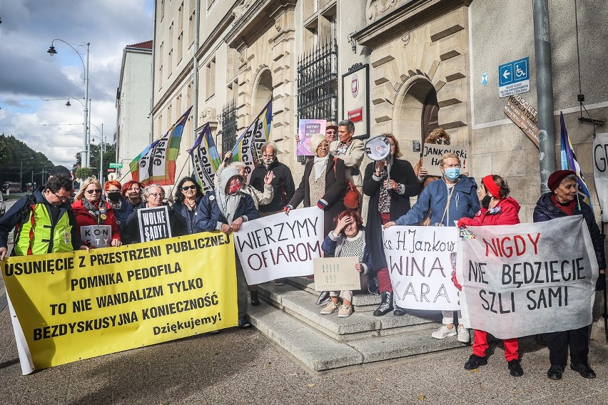 Mowy końcowe w procesie trzech oskarżonych o zrzucenie z cokołu figury ks. Henryka Jankowskiego. Proces odroczony do 28 września