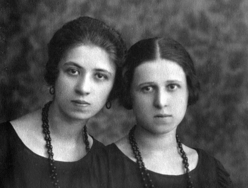 Fot. Od lewej Stefania i Aurelia Knapikówne. Lata 20 XX. w.