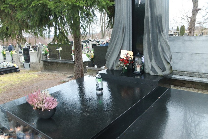 Tak wygląda teraz grób Jana Nowickiego. Nagrobek wielkiego aktora w Kowalu [zdjęcia]