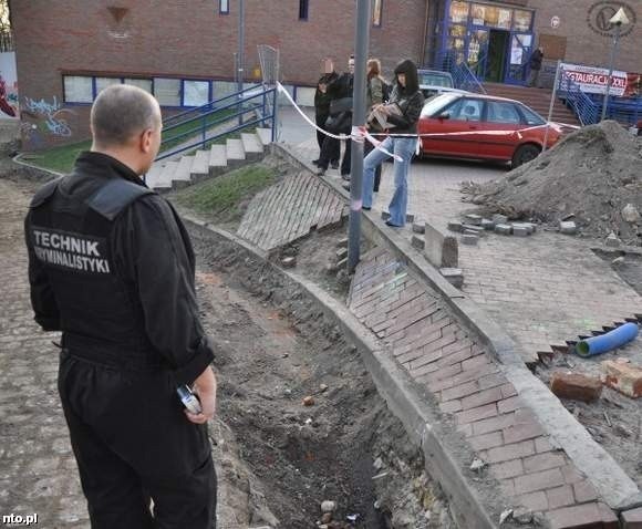 W piątek na terenie amfiteatru pojawiła się policja. Sprawdzała ona, czy nie doszło do  przestępstwa przy burzeniu fragmentu muru dawnego Zamku Piastowskiego, który kolidował z budową.