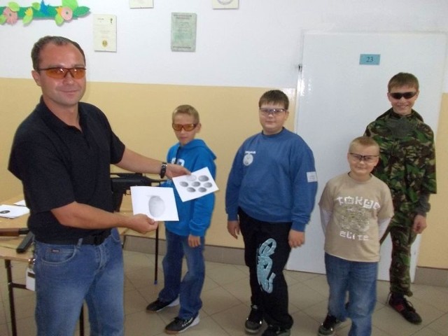 Mariusz Jedliński, nauczyciel wychowania fizycznego pokazuje tarczę do której strzelali uczniowie. Tym razem za cel służył wizerunek ziemniaka.