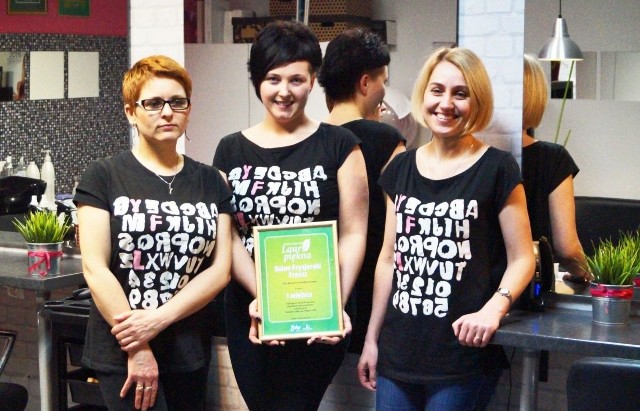Po raz czwarty z rzędu czytelnicy „Echa Dnia” docenili salon fryzjerski Freszz we Włoszczowie, przyznając mu pierwsze miejsce w powiecie. Na zdjęciu od lewej: Agnieszka Marcinkowska, Nina Fiecek i Agnieszka Antoniak.