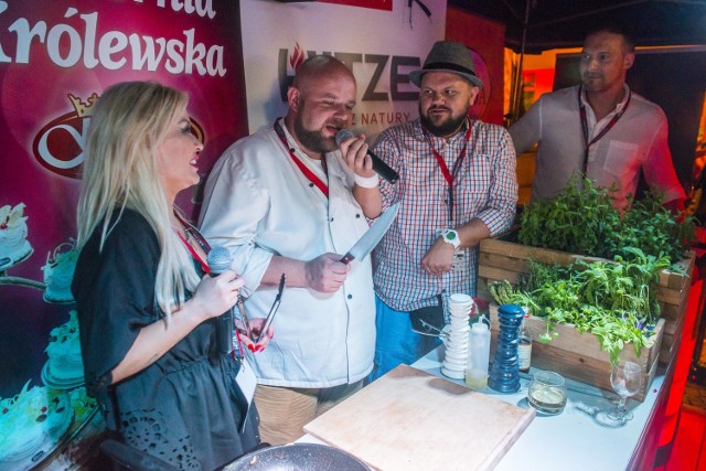 Mieszkańcy, którzy przechadzali się deptakiem, mogli popatrzeć jak chef Łukasz Kulik gotuje wraz z Edytą Cayrą i Mariuszem Bezikiem z grupy Groovebusterz.