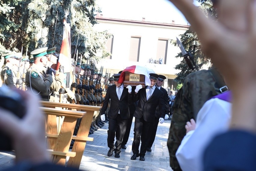 Nowy Sącz. Tłumy sądeczan na powtórnym pochówku gen. Bronisława Pierackiego