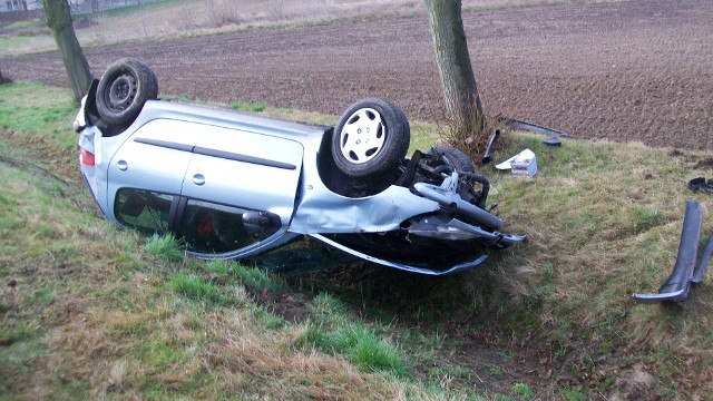 Do groźnego wypadku doszło w czwartek rano w miejscowości Rokosz w powiecie słupeckim. Jedna osoba została poszkodowana.Przejdź do kolejnego zdjęcia --->