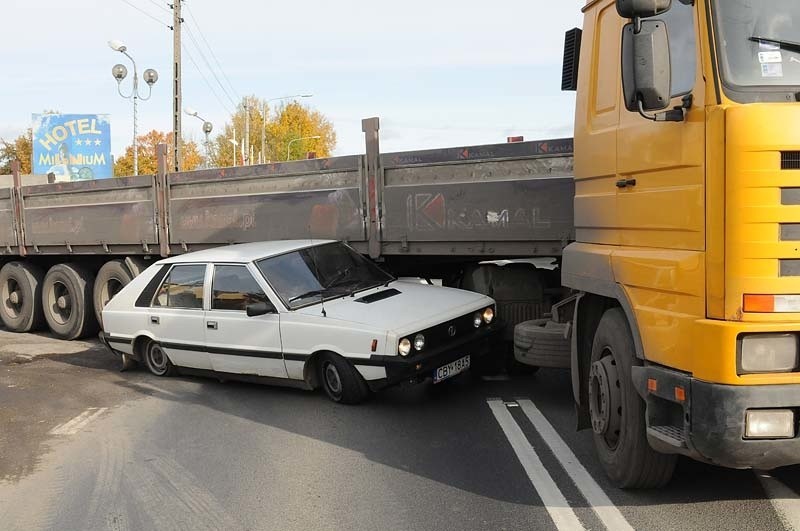 Polonez z ciężarówką - wypadek w Osielsku