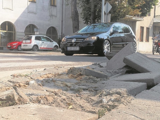 Uważajcie na połamany chodnik przy przejściu dla pieszych w Brodnicy.