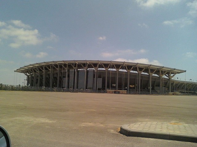 #10 Ranking dziesięciu największych stadionów świata otwiera mogący  pomieścić 86 tysięcy miłośników futbolu Borg El Arab Stadium. Oddany do użytku w 2006 roku obiekt był częścią egipskiej kandydatury do organizacji Mundialu 2010. Zamiast tego był jedną z aren Mistrzostwa Świata U-20 (2009).