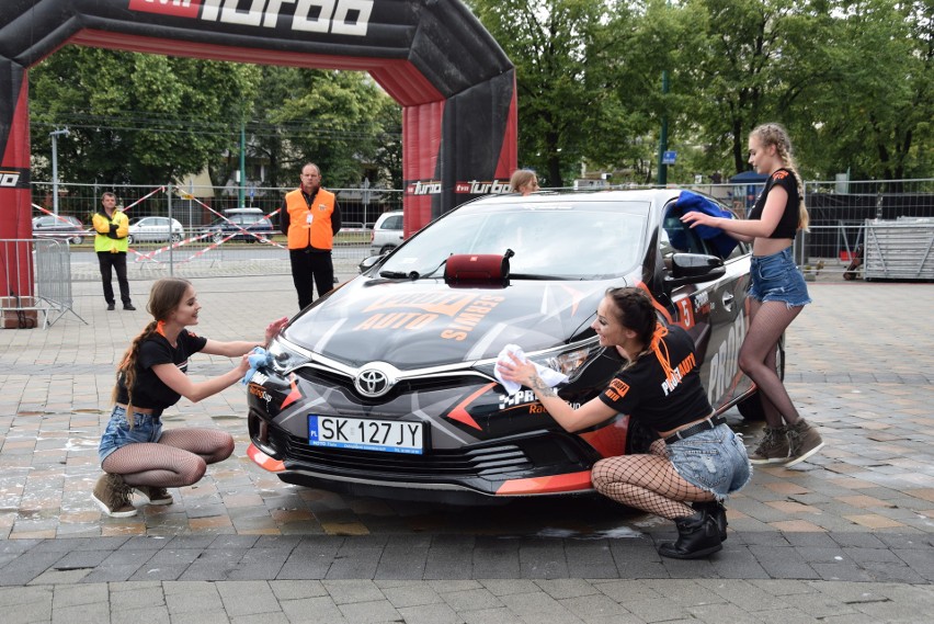 Piękne hostessy na targach motoryzacyjnych ProfiAutoShow...