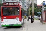 Czy należy ustąpić pierwszeństwa autobusowi ruszającemu z przystanku?