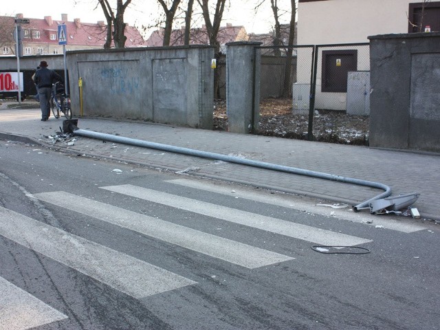 Po kolizji szybko usunięto samochód, ale lampa została na chodniku. 