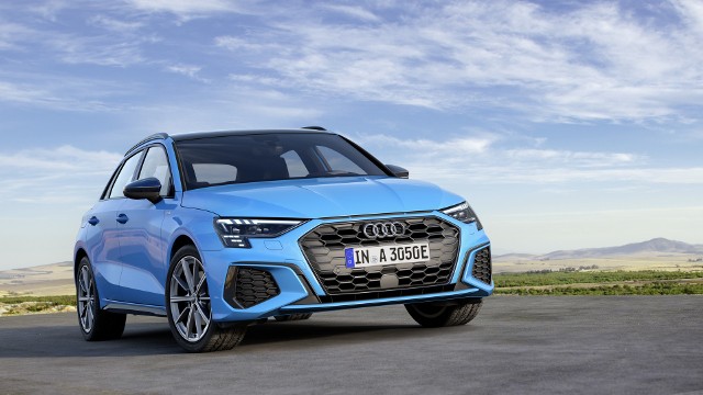 Audi A3 Sportback 40 TFSI eAudi kontynuuje ofensywę elektromobilności i przedstawia nowy model: A3 Sportback 40 TFSI e. Wcześniej na rynku pojawiły się już hybrydowe wersje linii A6, A7, A8, Q5 i Q7. Teraz do tej gamy dołącza model kompaktowy. Auto na polskim rynku pojawi się pod koniec roku 2020. Fot. Audi