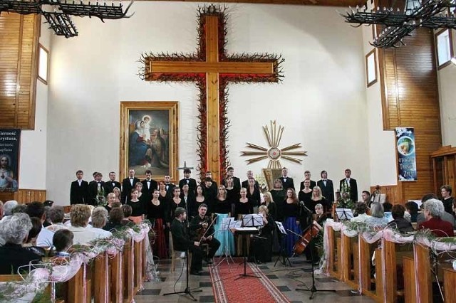 Koncert Polskiego Chóru Pokoju w kościele pw. Świętej Rodziny.