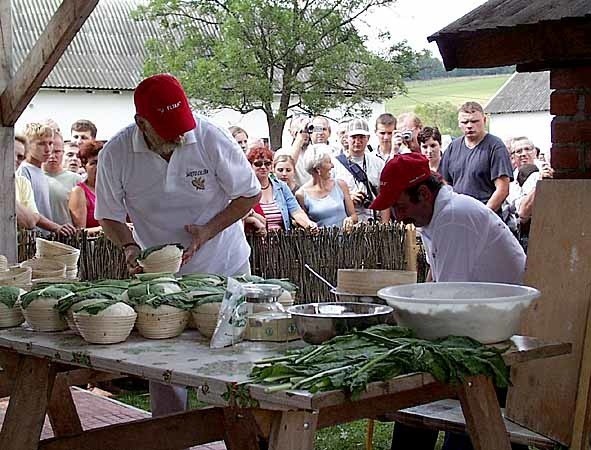 Roman Glapiak z Dźwiniacza oferuje swoim gościom wiejski chleb pieczony w piecu, stojącym na podwórzu. Potem agroturyści spalają kalorie w stadninie u sąsiada, a wieczorem mogą posłuchać ludowej muzyki w kolejnym zaprzyjaźnionym gospodarstwie. - I o to chodzi, bo wszyscy zarabiamy - mówią gospodarze.