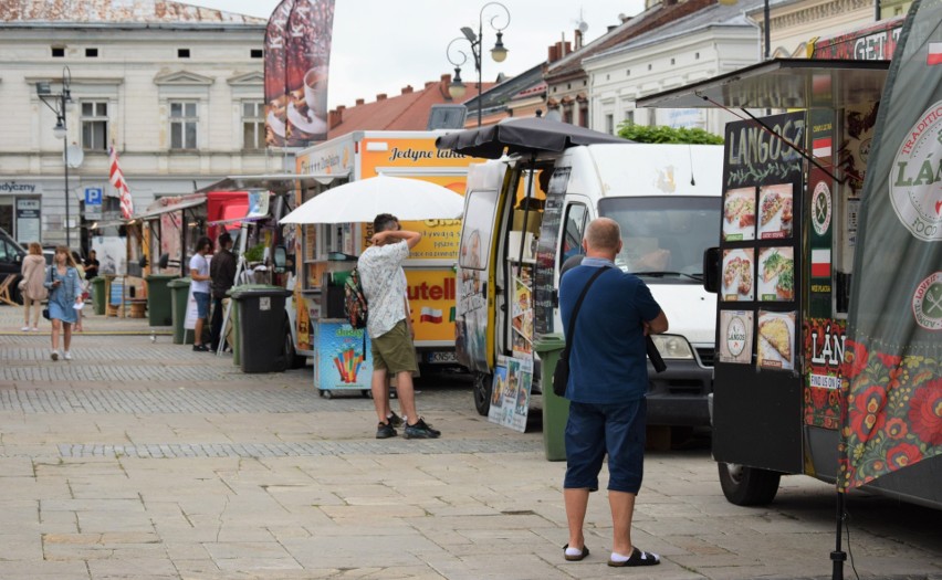 Nowy Sącz. Na rynku pojawiły się foodtrucki. Są już pierwsi klienci [ZDJĘCIA]