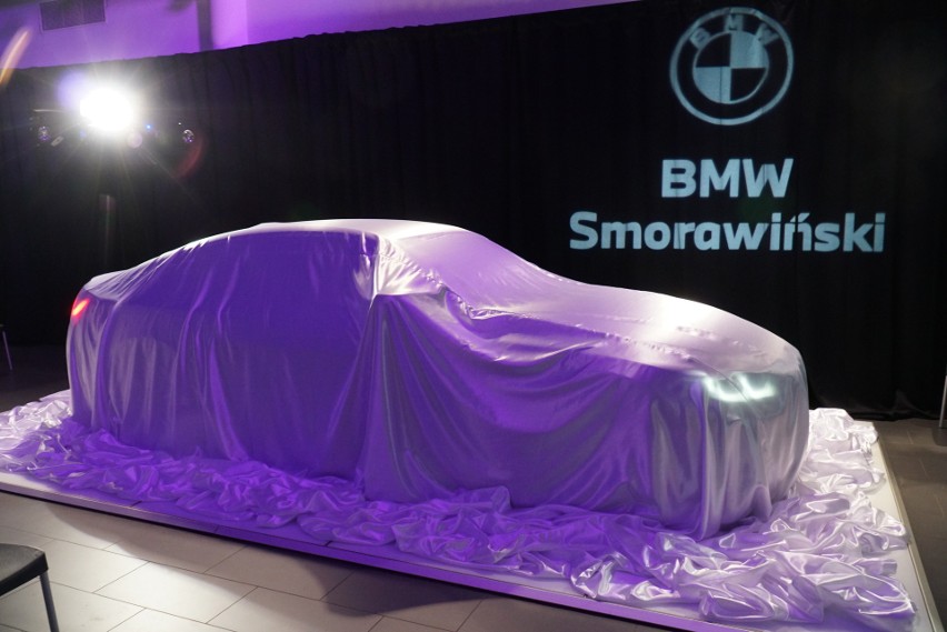 BMW iX jest nowym flagowcem marki, w pełni elektrycznym,...